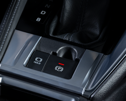 Phanh đỗ điện tử
Phanh đỗ xe điện tử hỗ trợ điều khiển tự động hệ thống phanh trên xe đảm bảo an toàn khi dừng, đỗ, loại bỏ tình trạng quên không kéo phanh hoặc kéo phanh chưa đủ. Nâng cấp hơn là hệ thống giữ phanh tự động, hỗ trợ xe tự đứng yên khi chờ đèn đỏ.