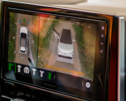 Camera 360
Hỗ trợ người lái quan sát không gian xung quanh xe tránh vật cản ở các điểm mù vật lý, tăng tính an toàn khi lái.