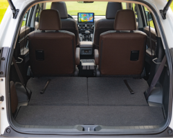 Khoang hành lý
Khoang hành lý rộng rãi hàng đầu phân khúc với thiết kế linh hoạt và tiện dụng, giúp dễ dàng điều chỉnh không gian theo ý muốn.