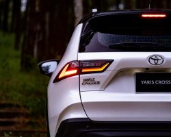 ĐUÔI XE
Đuôi xe với thiết kế góc cạnh, cùng ốp cản sau thể thao tạo cảm giác chắc chắn, tự tin trên mọi địa hình.