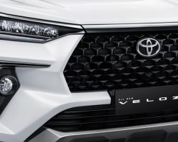 ĐẦU XE
Phần đầu xe Veloz sang trọng nhờ cụm lưới tản nhiệt vân kim cương sơn đen bóng thay vì những thanh nan ngang đơn giản của Avanza, cản trước 2 tông màu cũng giúp xe cũng khỏe khoắn hơn. Vị trí của bộ lưới tản nhiệt cũng được đặt cao hơn.