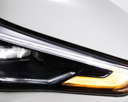 Cụm đèn trước
Cụm đèn LED phía trước tích hợp dải đèn chiếu sáng ban ngày, cùng thiết kế mạ Crôm sang trọng, tạo ấn tượng về vẻ ngoài sắc sảo, lôi cuốn