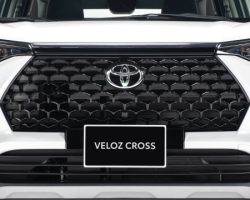 ĐẦU XE
Phần đầu xe Veloz sang trọng nhờ cụm lưới tản nhiệt vân kim cương sơn đen bóng thay vì những thanh nan ngang đơn giản của Avanza, cản trước 2 tông màu cũng giúp xe cũng khỏe khoắn hơn. Vị trí của bộ lưới tản nhiệt cũng được đặt cao hơn.