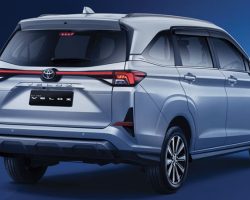 ĐUÔI XE
Đuôi xe Toyota Veloz 2024 cũng khác biệt hoàn toàn với Avanza nhờ cụm đèn hậu nổi khối dạng LED và được nối liền 2 bên tạo cảm giác liền mạch như thiết kế xe sang. Đèn phản quang của Veloz đặt dọc, cản sau gọn gàng, cứng cáp cũng là những chi tiết tạo nên sự khác biệt của mẫu MPV này.