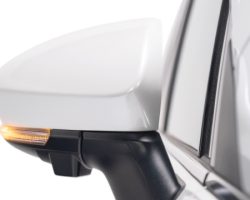 ĐUÔI XE
Đuôi xe Toyota Veloz 2024 cũng khác biệt hoàn toàn với Avanza nhờ cụm đèn hậu nổi khối dạng LED và được nối liền 2 bên tạo cảm giác liền mạch như thiết kế xe sang. Đèn phản quang của Veloz đặt dọc, cản sau gọn gàng, cứng cáp cũng là những chi tiết tạo nên sự khác biệt của mẫu MPV này.