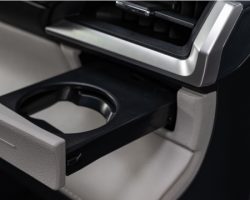 KHAY GIỮ CỐC TIỆN LỢI
Khay giữ cốc tiện lợi ở hàng ghế trước.