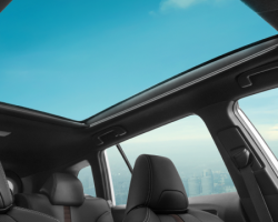 Kính trần toàn cảnh
Rèm điều khiển đóng/mở, giúp không gian trở nên thoáng đãng, tăng tính thẩm mỹ cho xe.