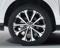 MÂM XE
Điểm nhấn của Veloz còn đến từ bộ mâm với tạo hình trẻ trung hơn dạng 5 chấu kép phay bóng kích thước 17 inch, xe dùng cả 4 phanh đĩa, Avanza là phanh tang trống phía sau. Ngoài ra, một đường crom chạy xuyên suốt từ đèn pha đến đèn hậu cũng là chi tiết khiến Veloz trở nên sang trọng, cao cấp hơn Avanza.