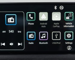 MÀN HÌNH GIẢI TRÍ TRUNG TÂM
Màn hình giải trí trung tâm cảm ứng kết nối điện thoại thông minh cùng hệ thống 6 loa hiện đại ứng dụng công nghệ trợ sáng giúp thao tác dễ dàng khi di chuyển trong buổi tối.