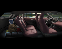 CỬA SAU RỘNG RÃI
Thiết kế cửa sau xe được đánh giá là thân thiện với những gia đình có trẻ em khi mở rộng diện tích lớn hơn. Điều này cho phép quá trình lên xuống xe dễ dàng hơn ngay khi khách hàng bế con nhỏ.