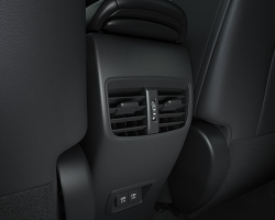 HỆ THỐNG ĐIỀU HÒA
Cửa gió điều hòa sau được đặt dưới bệ tỳ tay giúp làm mát nhanh hơn, phủ rộng đến mọi vị trí trong xe, đặc biệt là tiếp cận tốt người ngồi ở hàng ghế thứ 2.