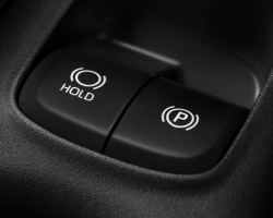 Phanh tay điện tử
Hệ thống phanh tay điện tử và tự động giữ phanh đặt ở vị trí thuận lợi cho người lái, đảm bảo an toàn khi dừng đỗ xe ở bất cứ nơi đâu.