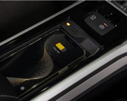 SẠC USB
Bố trí sạc ở tất cả các hàng ghế, trong đó trang bị sạc không dây tại hàng ghế trước & sạc USB tại hàng ghế sau., hỗ trợ hành khách giữ liên lạc trong mọi chuyến di.