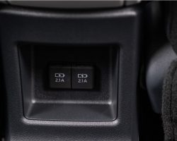 SẠC USB
Bố trí sạc ở tất cả các hàng ghế, trong đó trang bị sạc không dây tại hàng ghế trước & sạc USB tại hàng ghế sau., hỗ trợ hành khách giữ liên lạc trong mọi chuyến di.