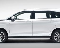 THÂN XE
Phần thân xe đa dụng cỡ nhỏ Toyota Veloz nổi bật với đường viền mạ chrome, dọc theo thân xe kéo dài từ nắp ca-pô đến cột D, tăng thêm sự sang trọng cho chiếc xe hơn và một đường gân dập nổi xuyên suốt .Toyota Veloz có giá nóc nhưng nó mang tính chất trang trí nhiều hơn.